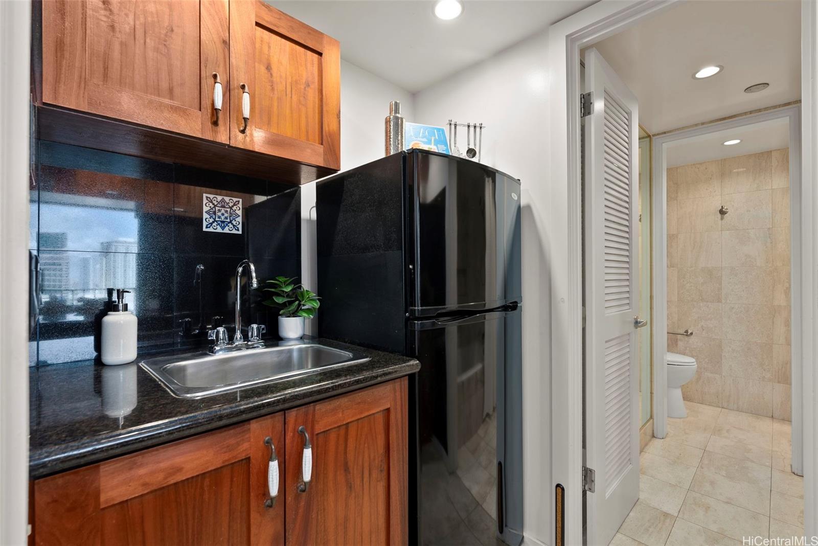 Royal Garden At Waikiki condo # 2108, Honolulu, Hawaii - photo 3 of 25