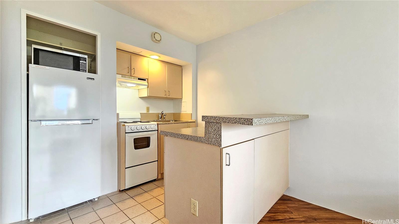 Seaside Suites condo # 506, Honolulu, Hawaii - photo 4 of 25