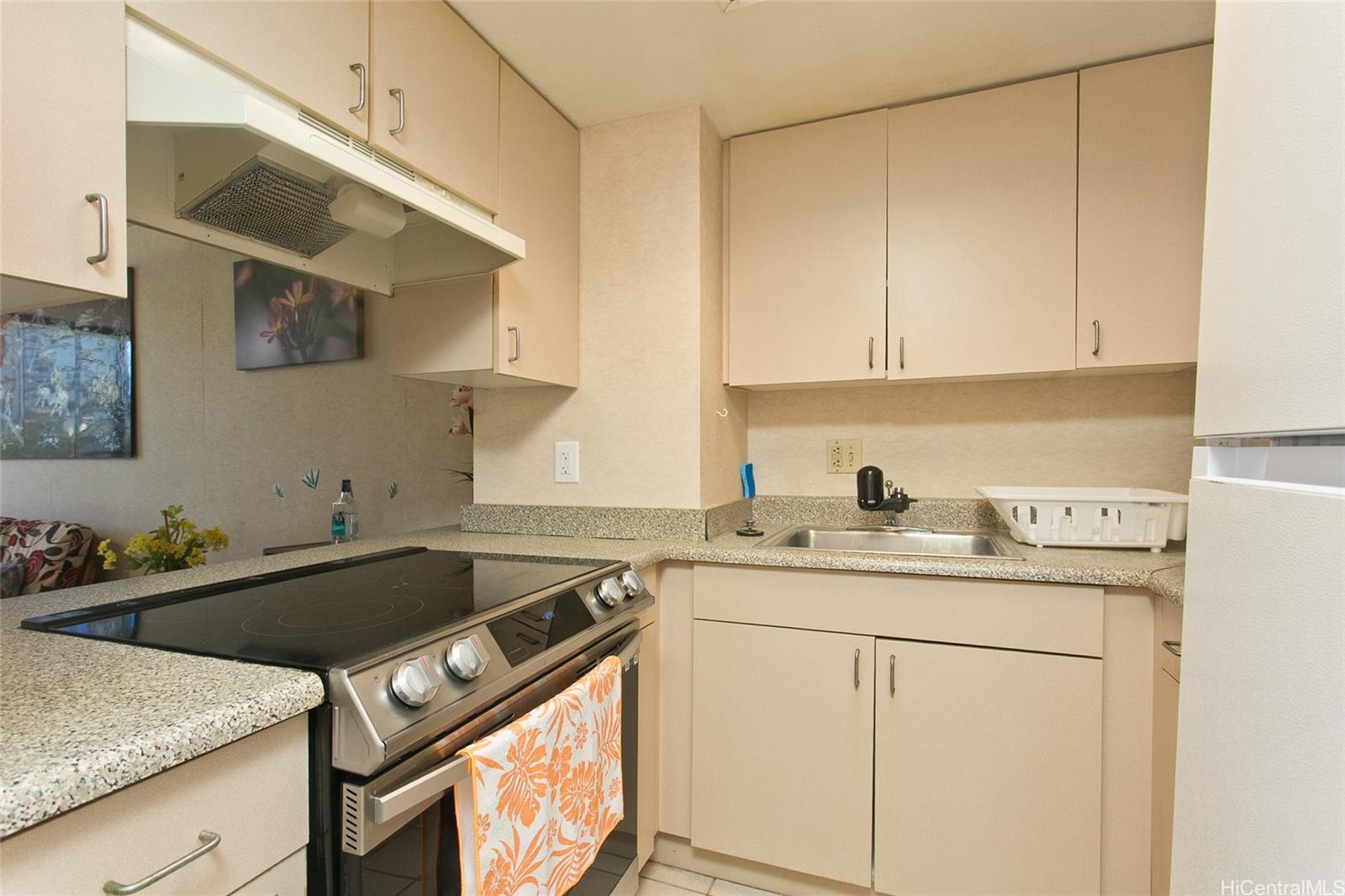 Seaside Suites condo # 605, Honolulu, Hawaii - photo 6 of 18