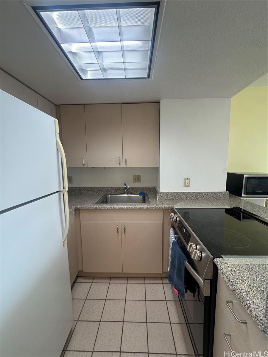 Seaside Suites condo # 708, Honolulu, Hawaii - photo 11 of 12