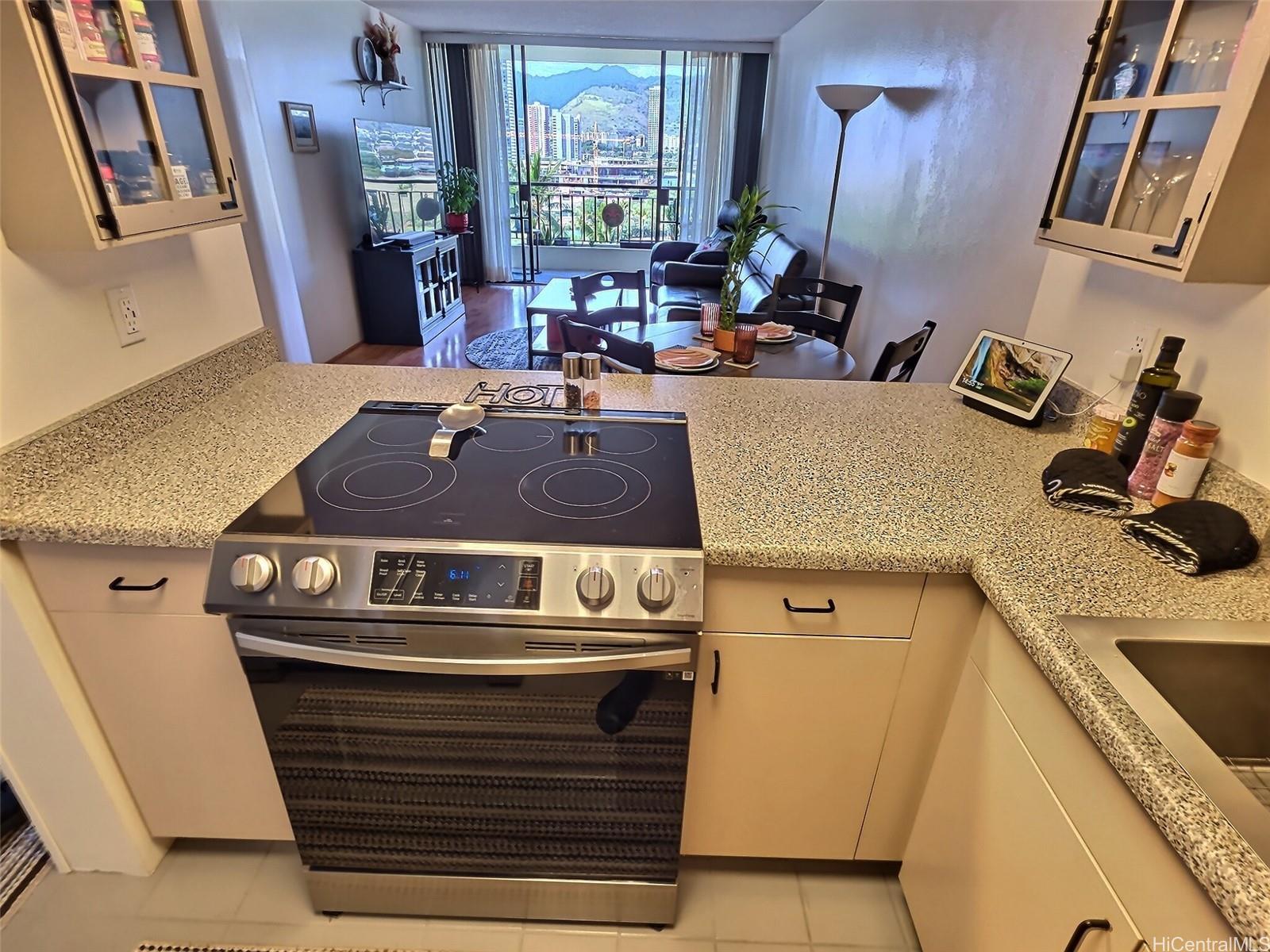 Seaside Suites condo # 903, Honolulu, Hawaii - photo 7 of 25