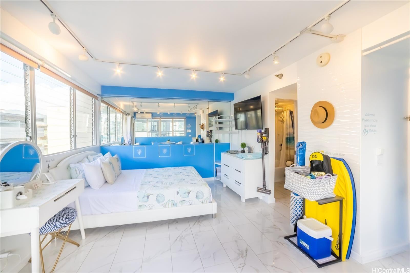 Aloha Surf Hotel condo # 903, Honolulu, Hawaii - photo 3 of 11