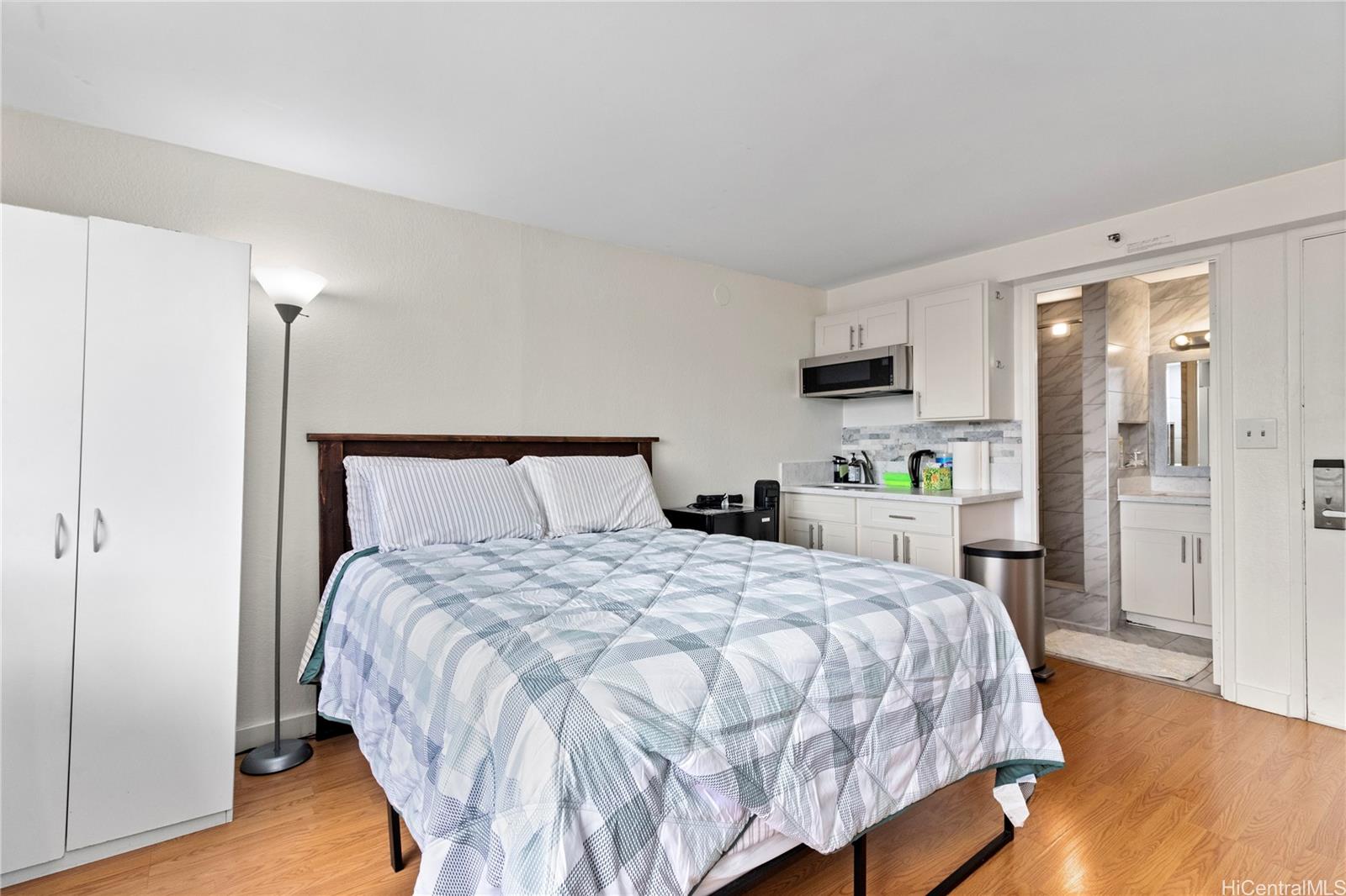 Hawaiian Monarch condo # 1007, Honolulu, Hawaii - photo 3 of 11