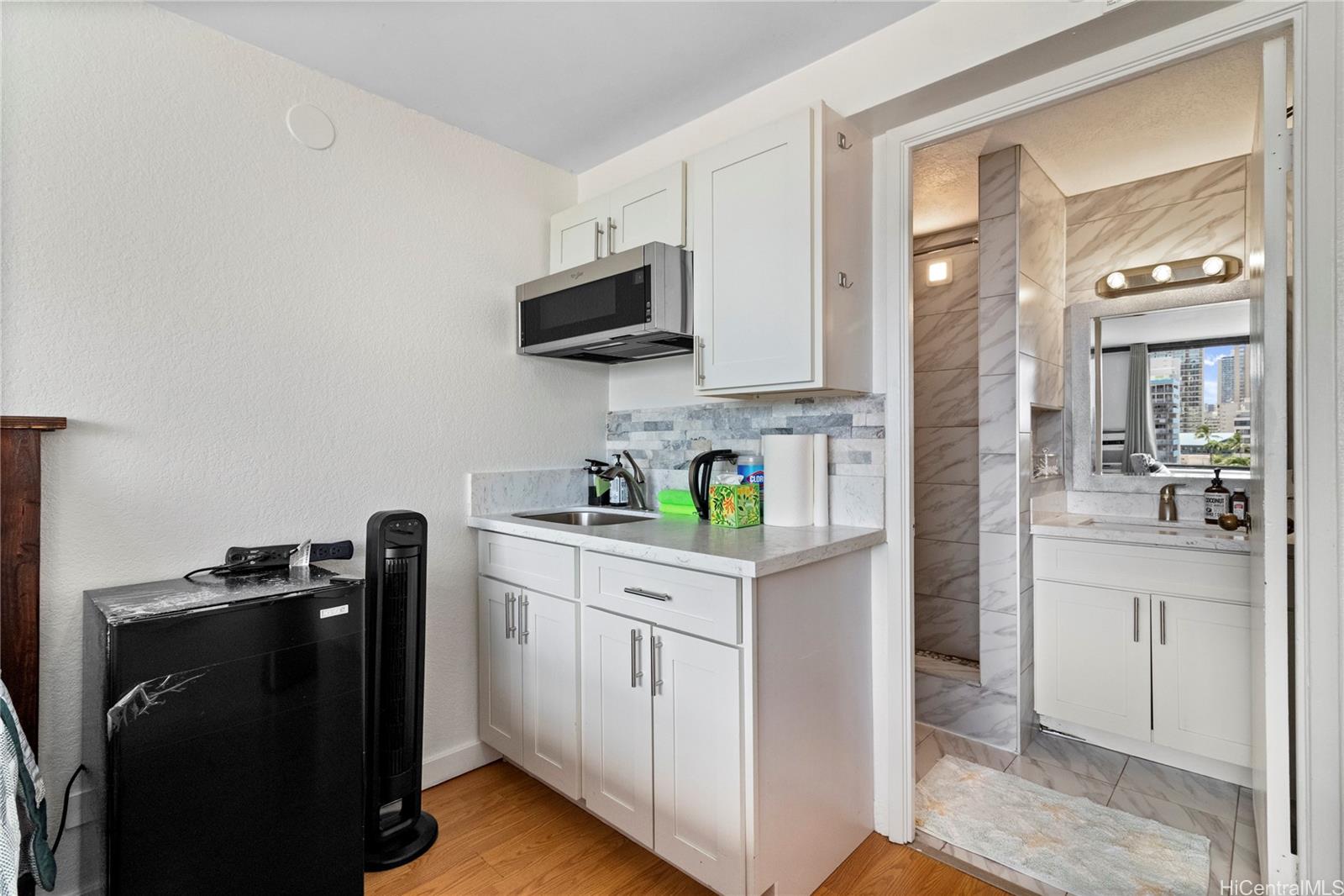 Hawaiian Monarch condo # 1007, Honolulu, Hawaii - photo 4 of 11