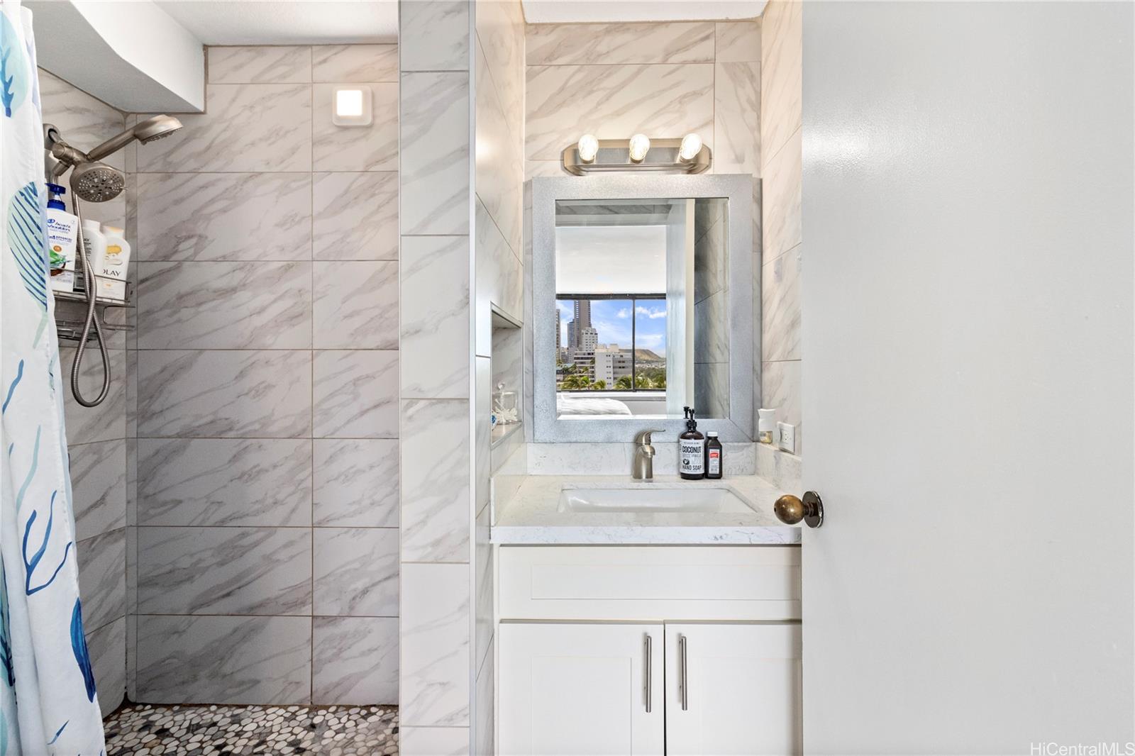 Hawaiian Monarch condo # 1007, Honolulu, Hawaii - photo 5 of 11