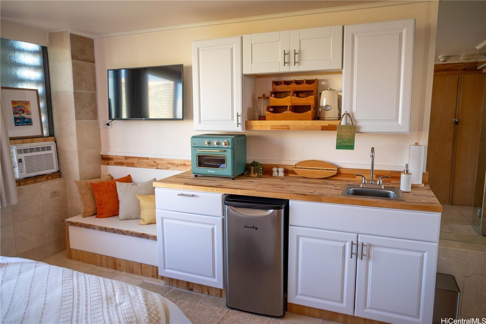 Hawaiian Monarch condo # 1607, Honolulu, Hawaii - photo 2 of 17