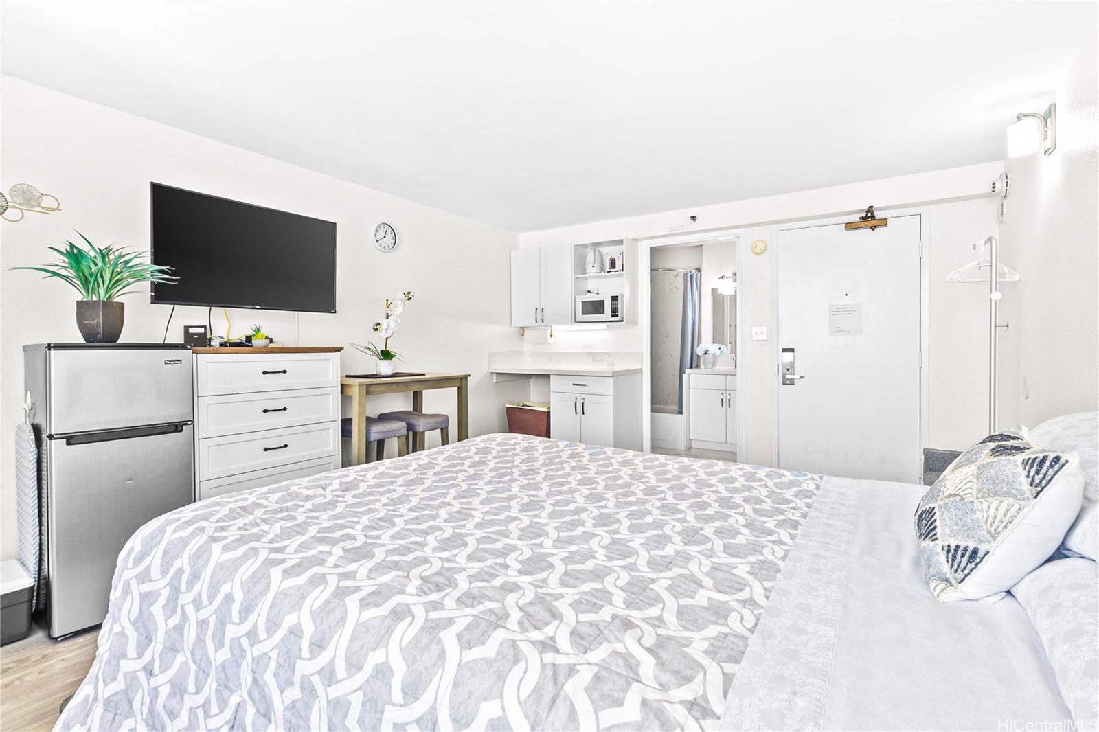 Hawaiian Monarch condo # 1715, Honolulu, Hawaii - photo 3 of 22