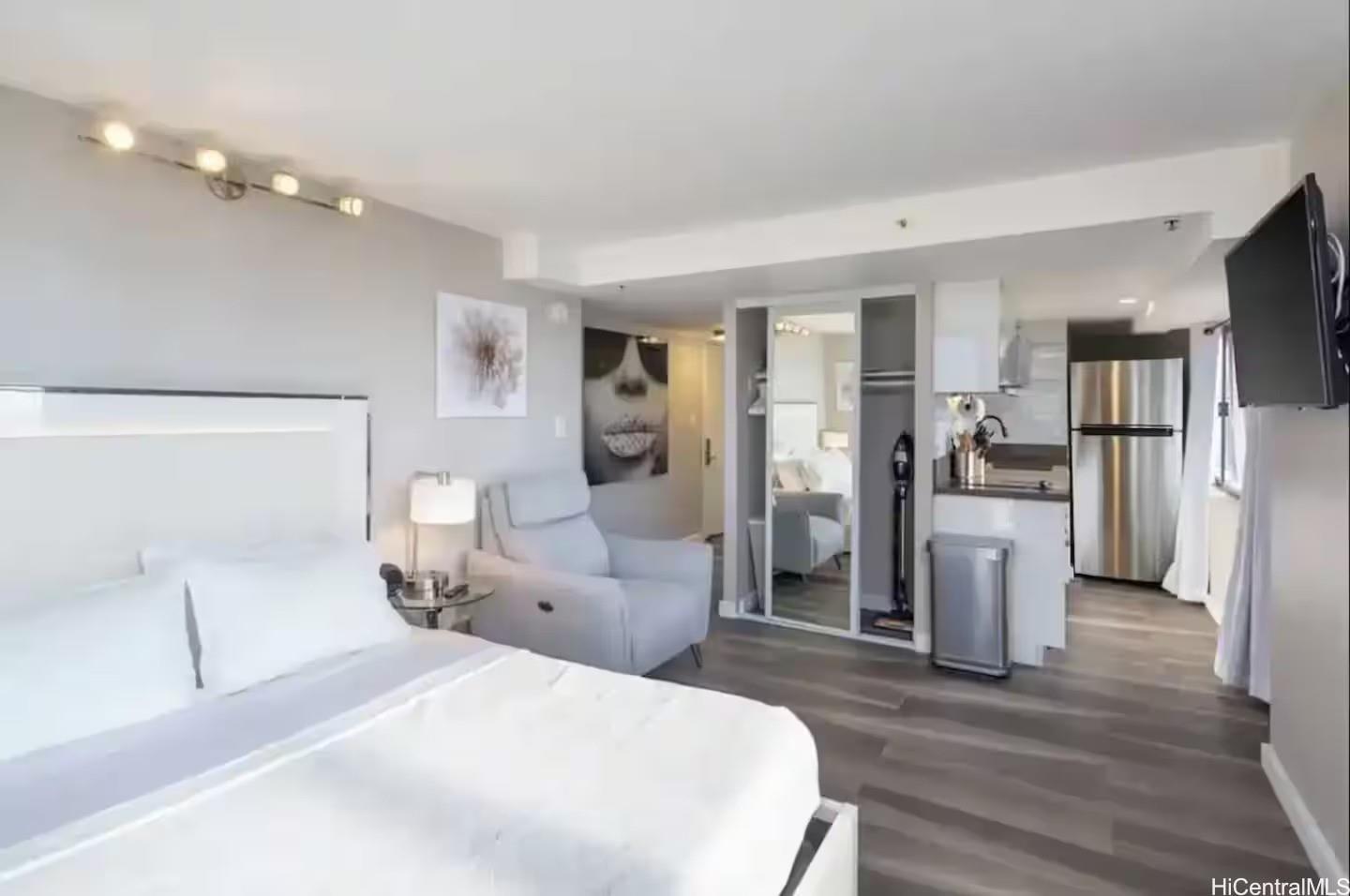 Hawaiian Monarch condo # 2702, Honolulu, Hawaii - photo 4 of 18