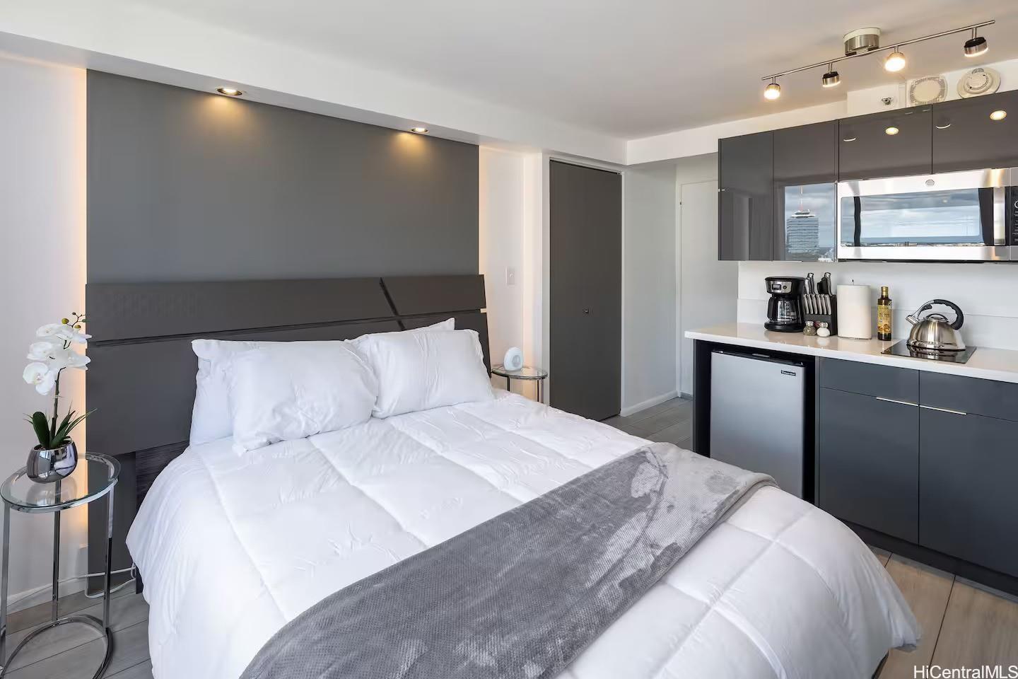 Hawaiian Monarch condo # 3201, Honolulu, Hawaii - photo 4 of 24