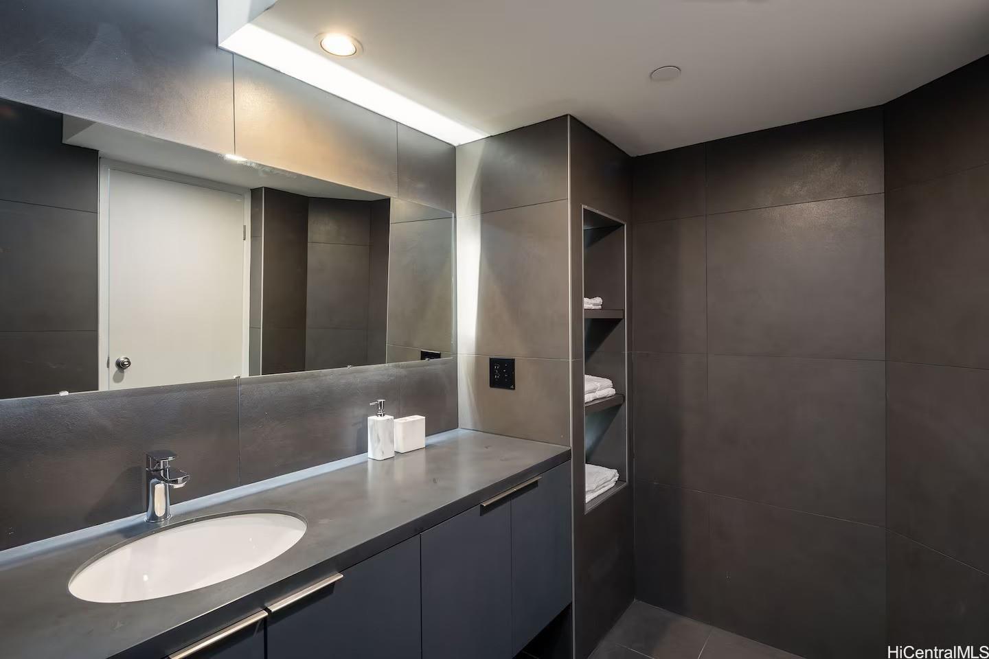 Hawaiian Monarch condo # 3201, Honolulu, Hawaii - photo 10 of 24