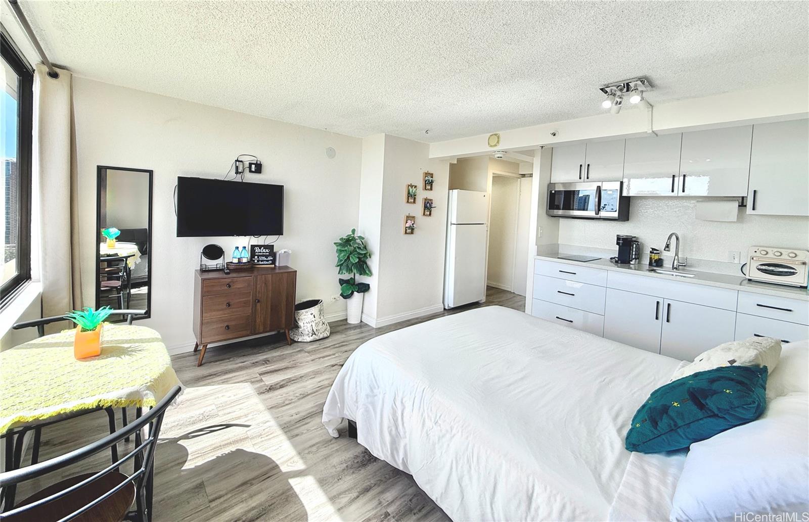 Hawaiian Monarch condo # 3204, Honolulu, Hawaii - photo 2 of 23