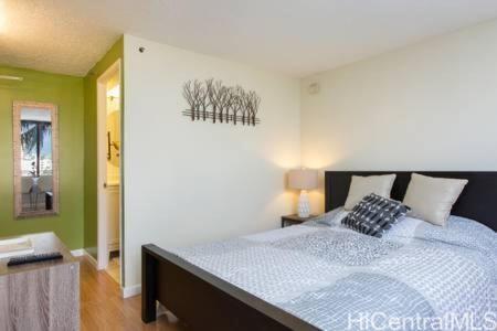 Hawaiian Monarch condo # 812, Honolulu, Hawaii - photo 8 of 14