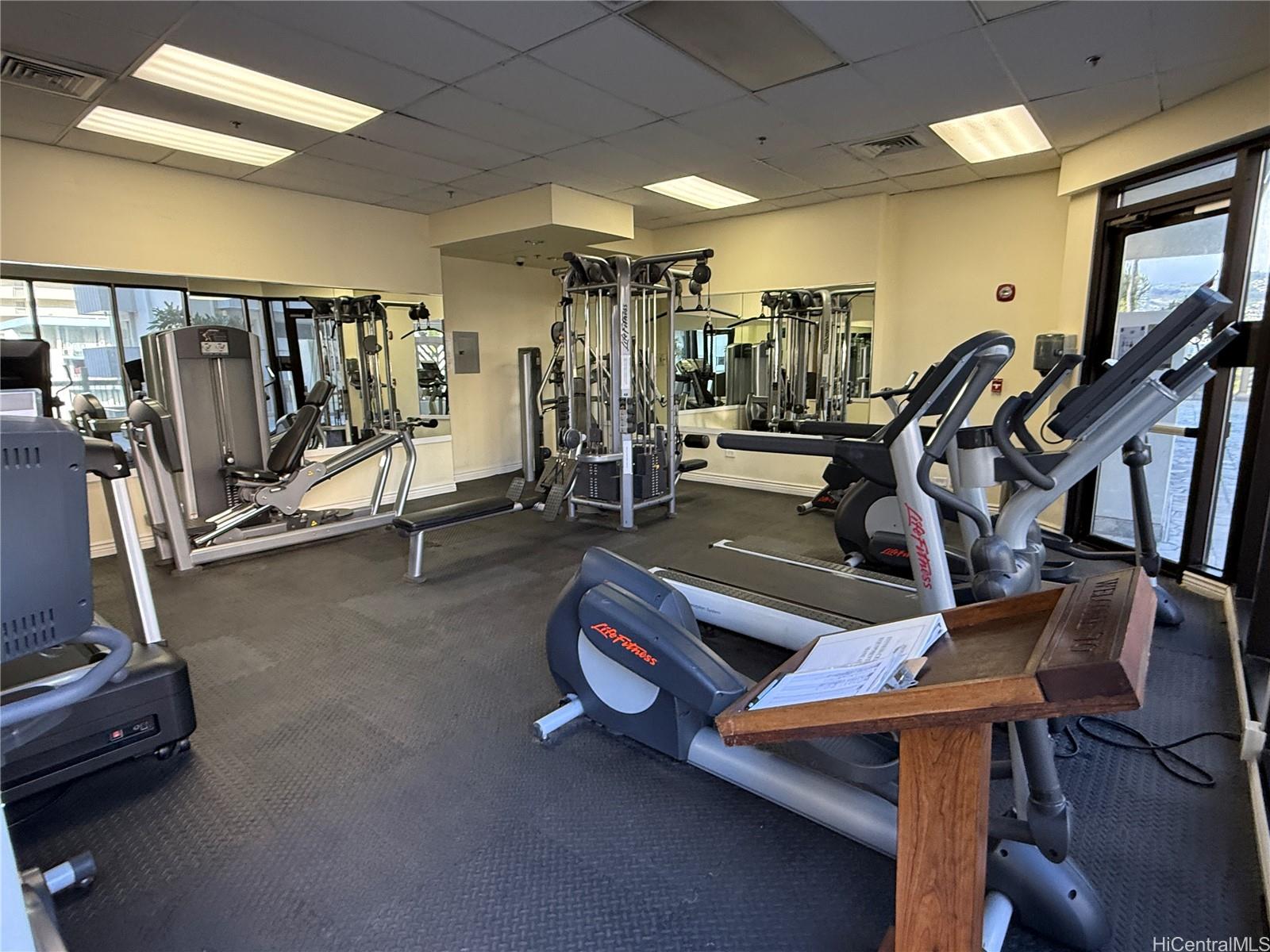 445 Seaside Ave Honolulu - Rental - photo 18 of 25