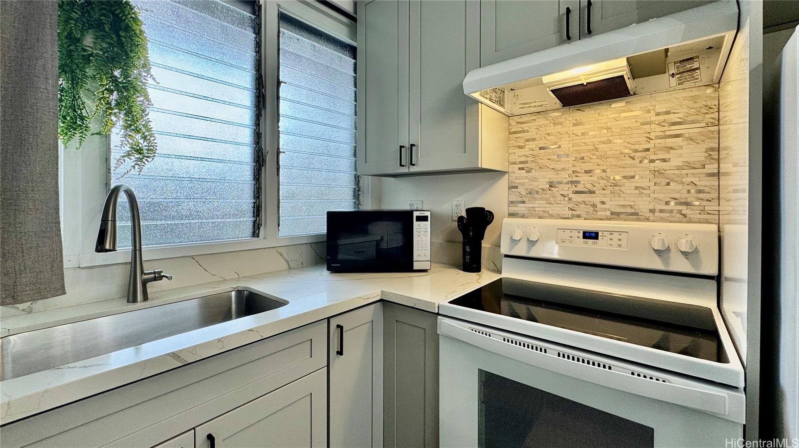 455 Lewers Street Honolulu - Rental - photo 2 of 16