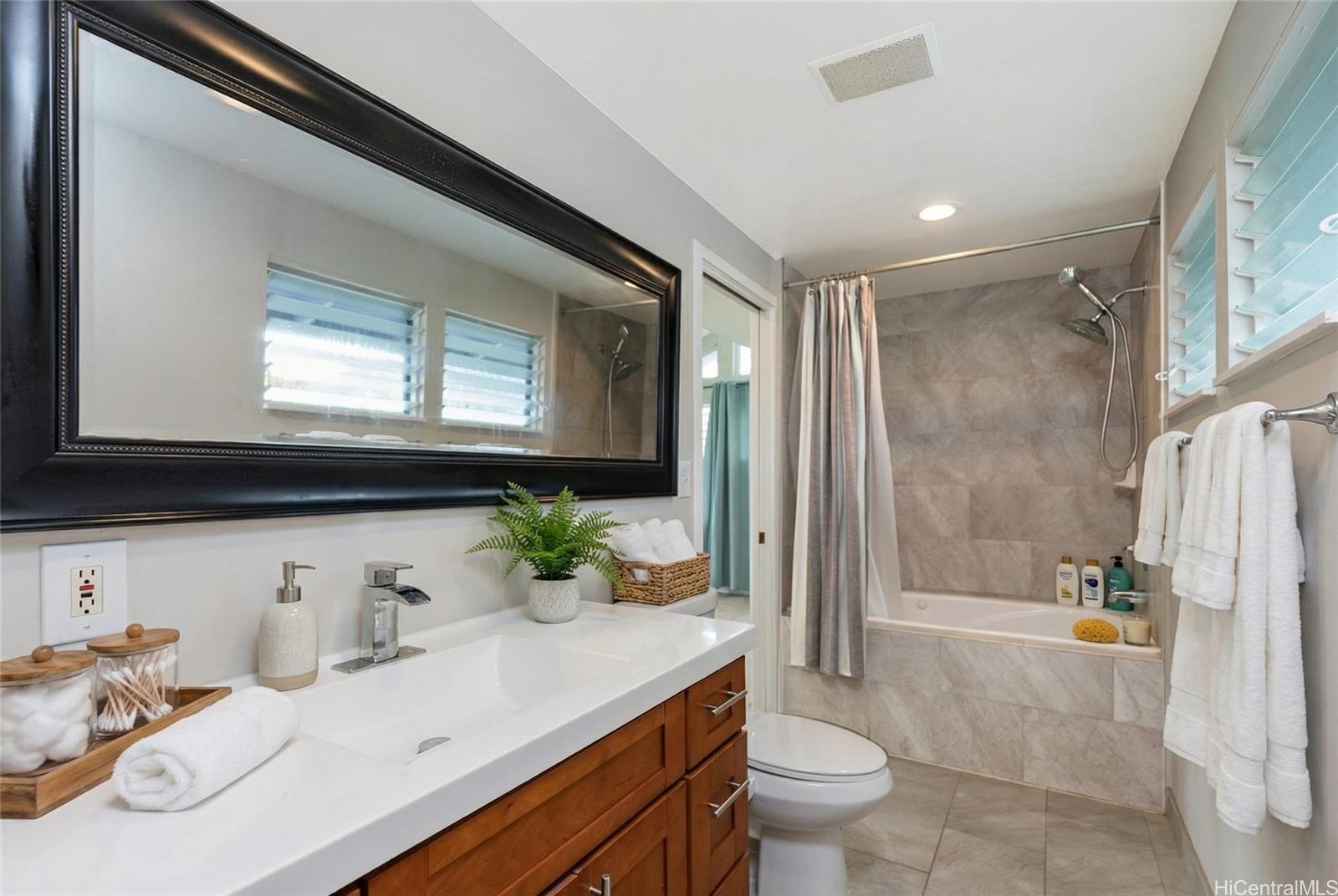 46-245  Lilipuna Road Alii Shores, Kaneohe home - photo 4 of 20