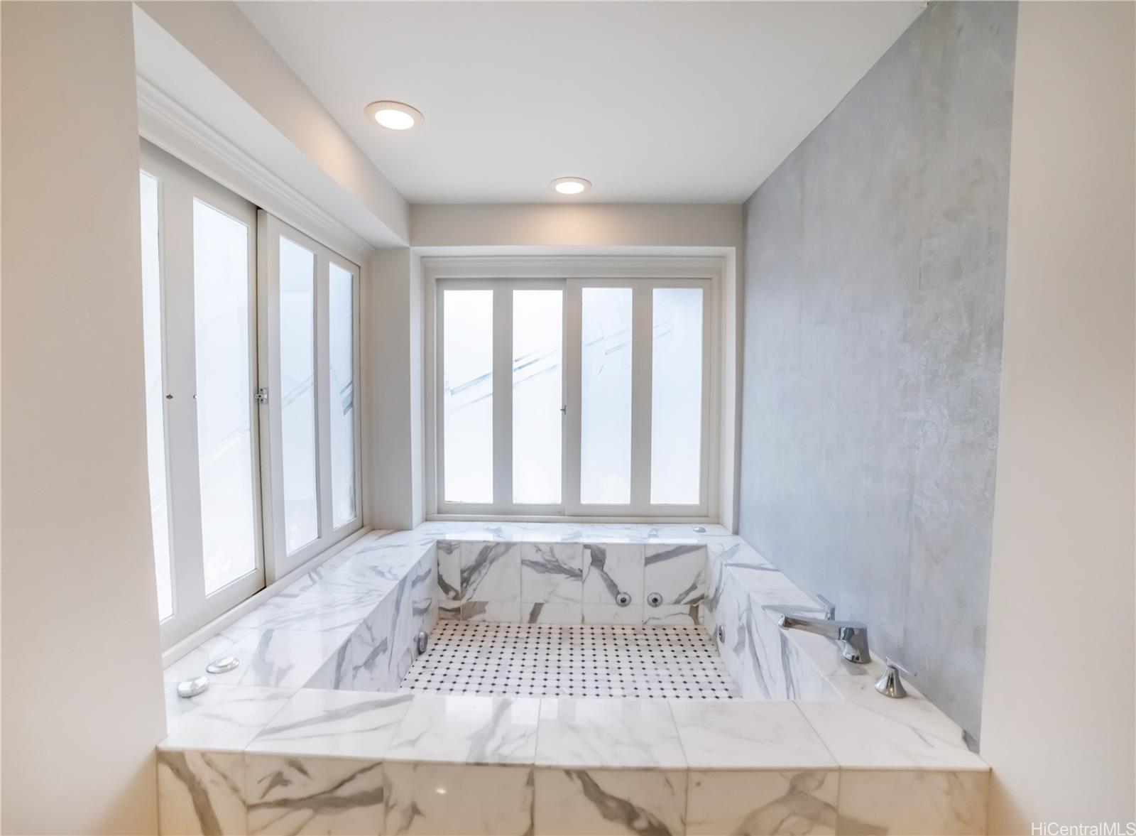 4640  Aukai Ave Kahala Area, Diamond Head home - photo 12 of 25