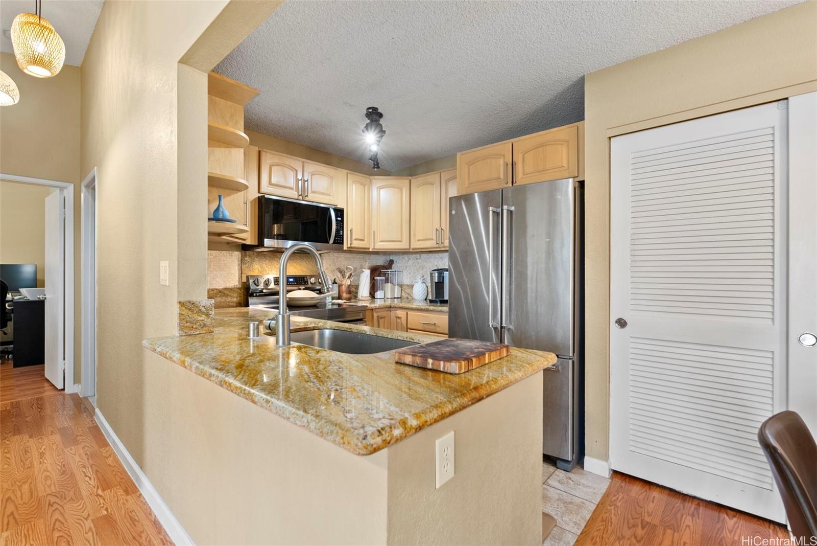 Crosspointe condo # 11W, Honolulu, Hawaii - photo 5 of 20