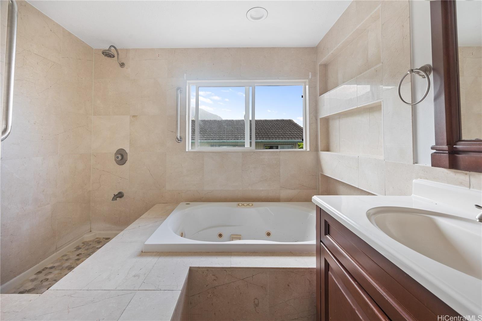 47-544  Hakuhale Street Ahuimanu Area, Kaneohe home - photo 11 of 25