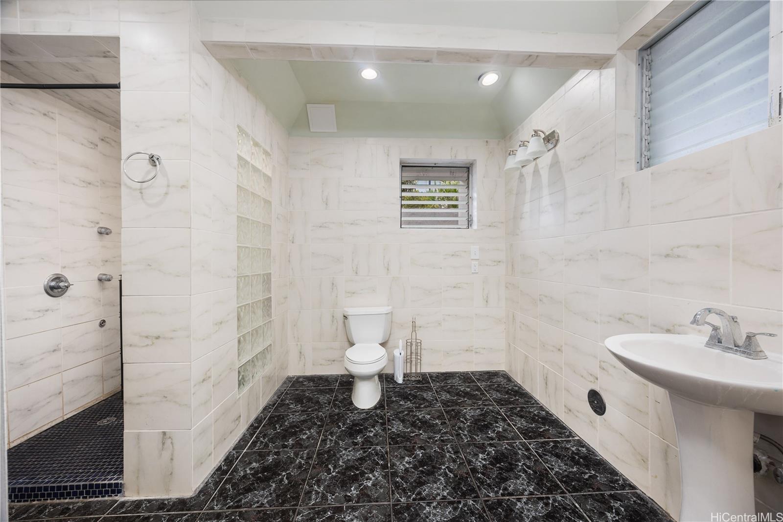 47-544  Hakuhale Street Ahuimanu Area, Kaneohe home - photo 7 of 25