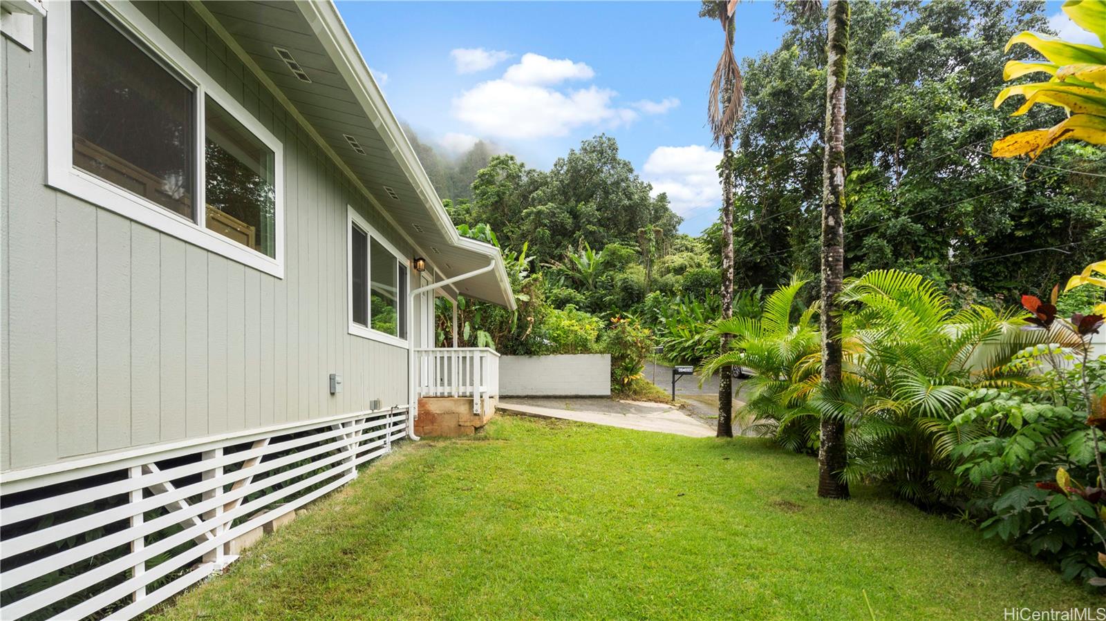 47-724  Ahuimanu Loop Temple Valley, Kaneohe home - photo 3 of 25