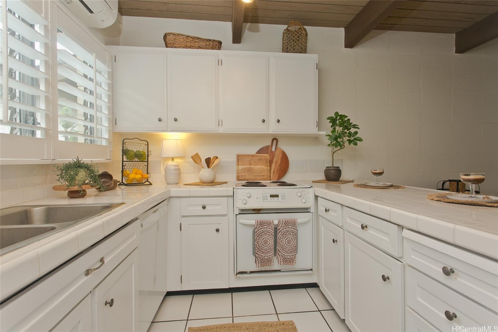 Tropic Gardens 1 condo # 2, Honolulu, Hawaii - photo 2 of 11