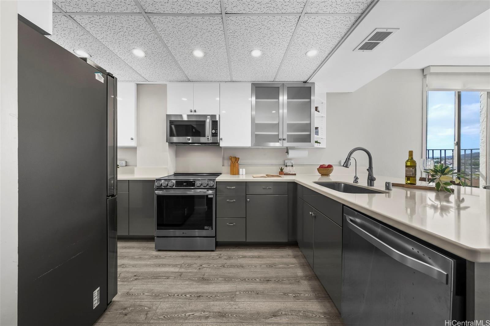 Esplanade condo # 17A, Honolulu, Hawaii - photo 3 of 25