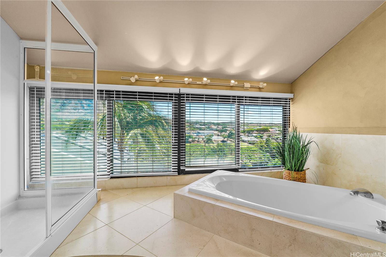 Esplanade condo # 28K, Honolulu, Hawaii - photo 5 of 24