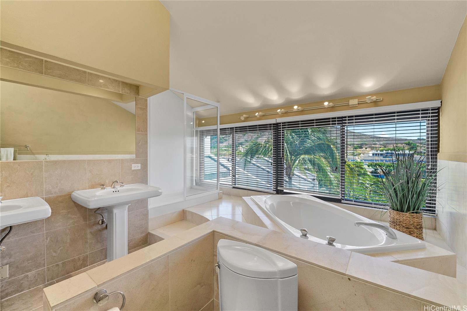 Esplanade condo # 28K, Honolulu, Hawaii - photo 6 of 24