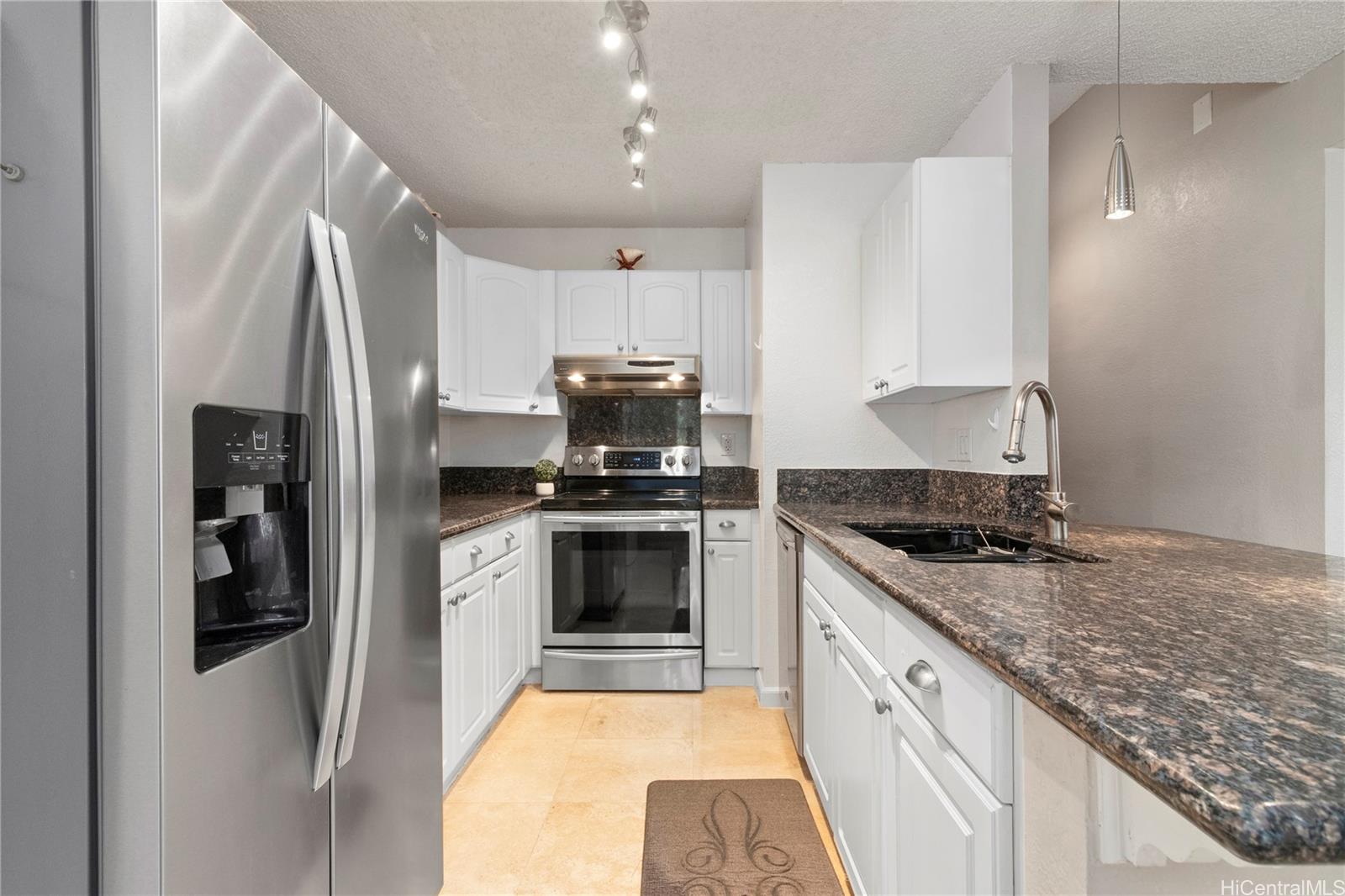 Crosspointe B-1 condo # 14D, Honolulu, Hawaii - photo 3 of 11