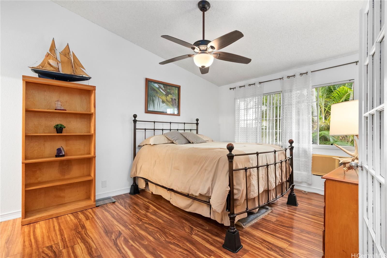 Crosspointe B-1 condo # 14D, Honolulu, Hawaii - photo 4 of 11