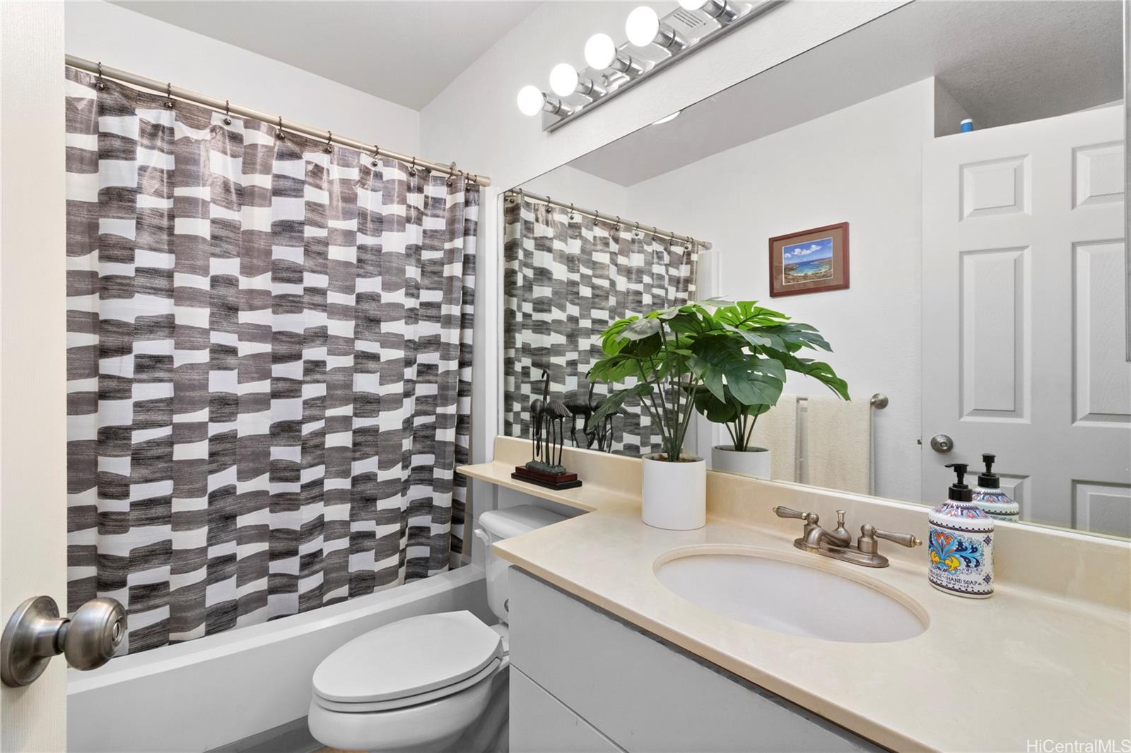 Crosspointe B-1 condo # 14D, Honolulu, Hawaii - photo 5 of 11