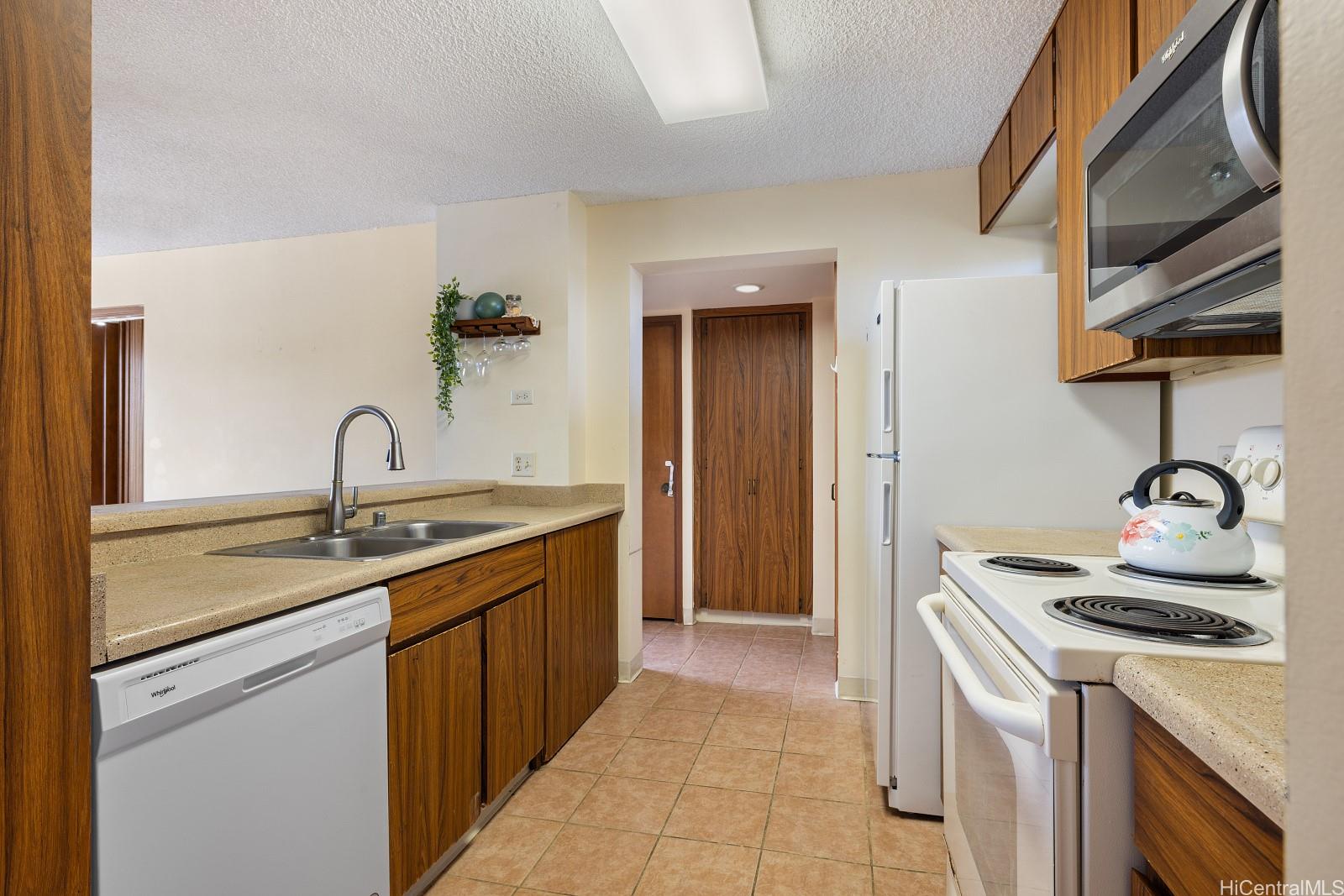 Country Club Plaza condo # 1409, Honolulu, Hawaii - photo 5 of 23