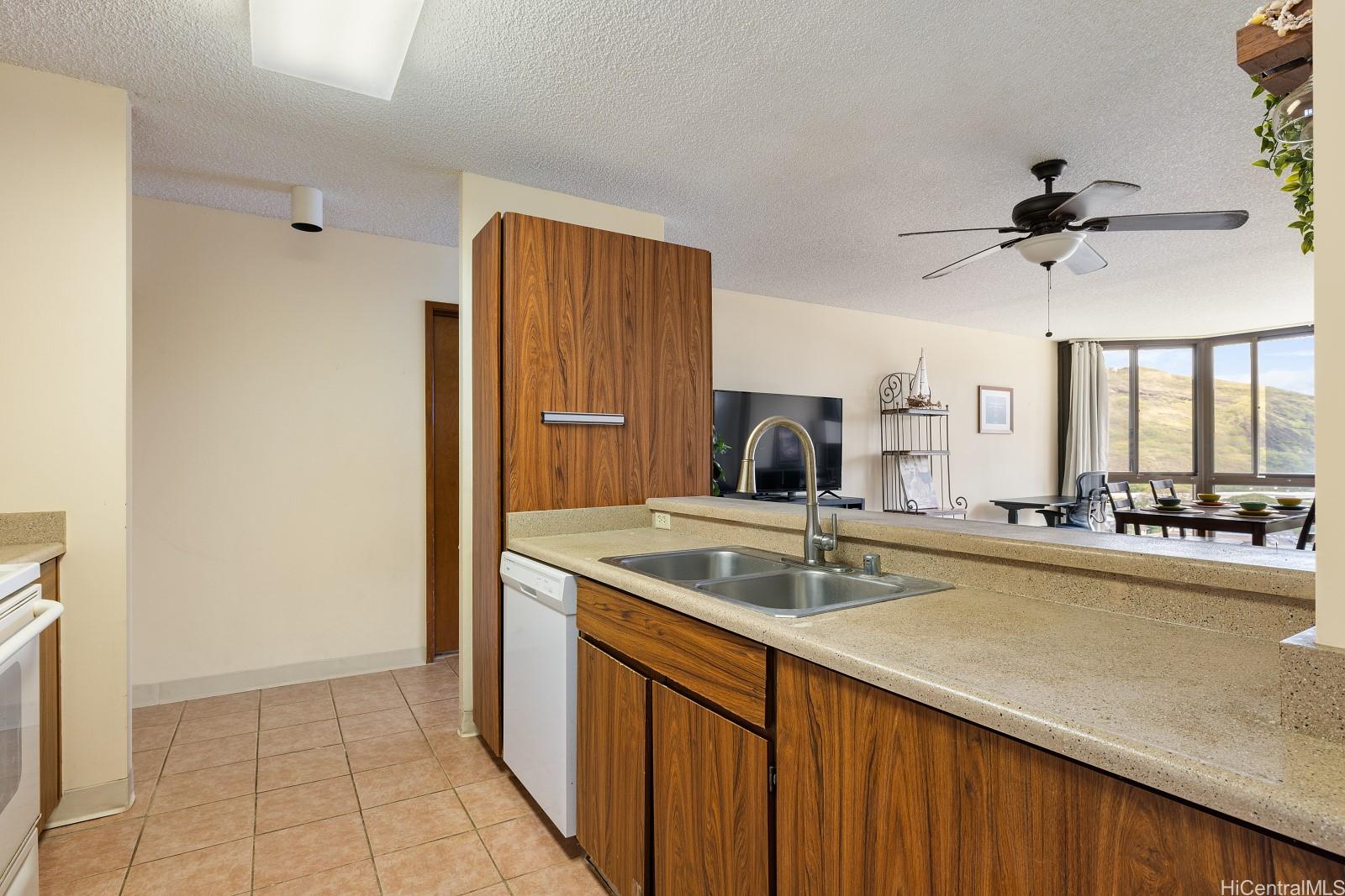 Country Club Plaza condo # 1409, Honolulu, Hawaii - photo 6 of 23