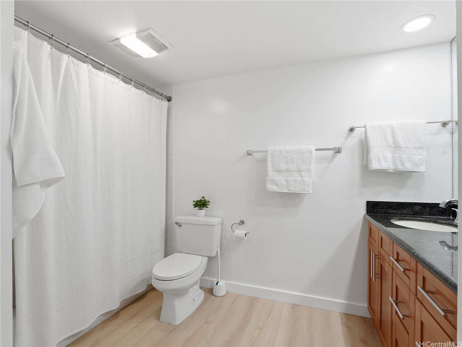 Country Club Plaza condo # 1213, Honolulu, Hawaii - photo 13 of 25