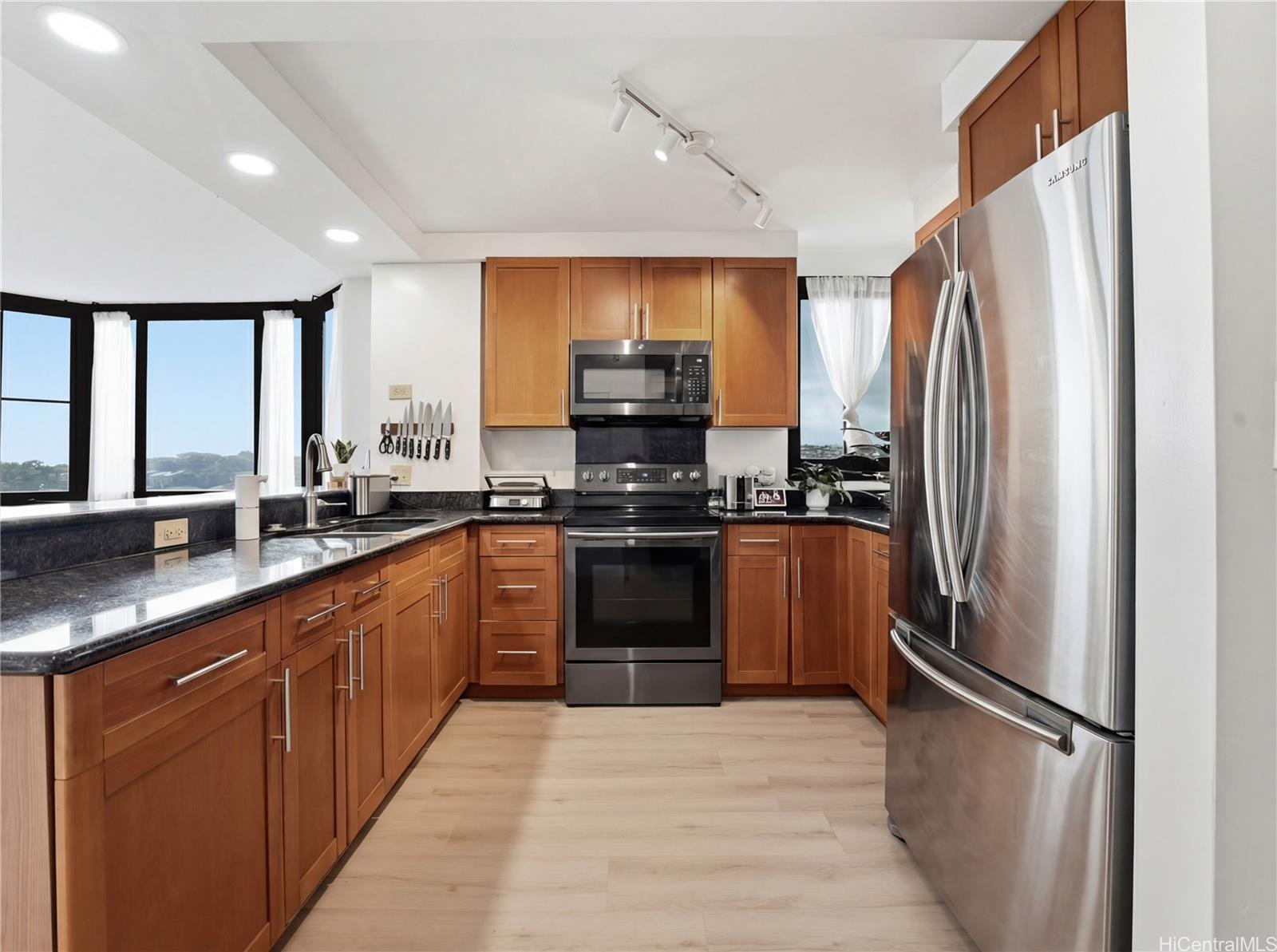 Country Club Plaza condo # 1213, Honolulu, Hawaii - photo 7 of 25