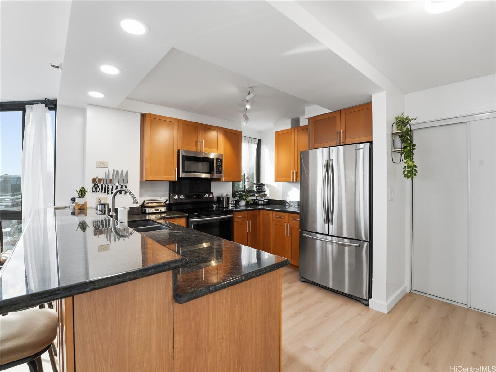 Country Club Plaza condo # 1213, Honolulu, Hawaii - photo 8 of 25