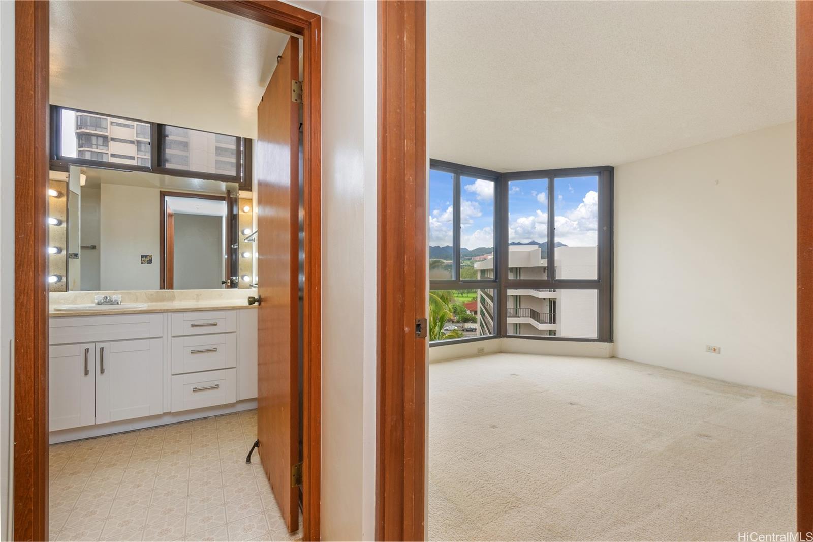 Country Club Plaza condo # 718, Honolulu, Hawaii - photo 16 of 25