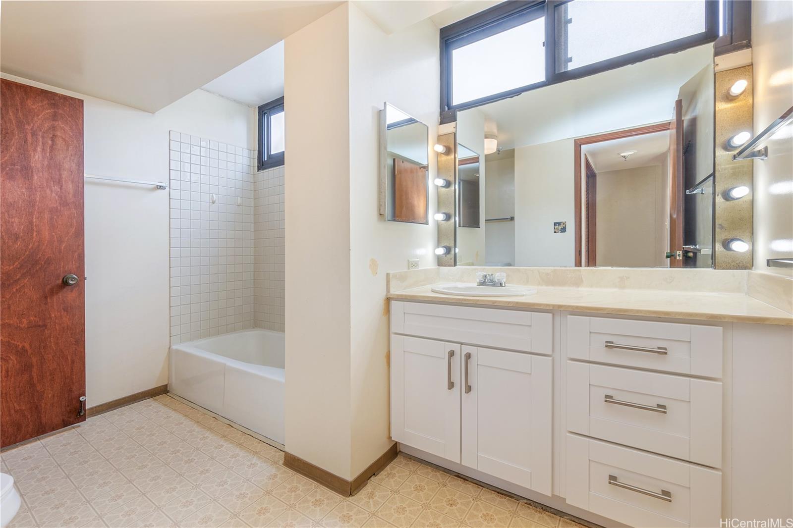 Country Club Plaza condo # 718, Honolulu, Hawaii - photo 18 of 25