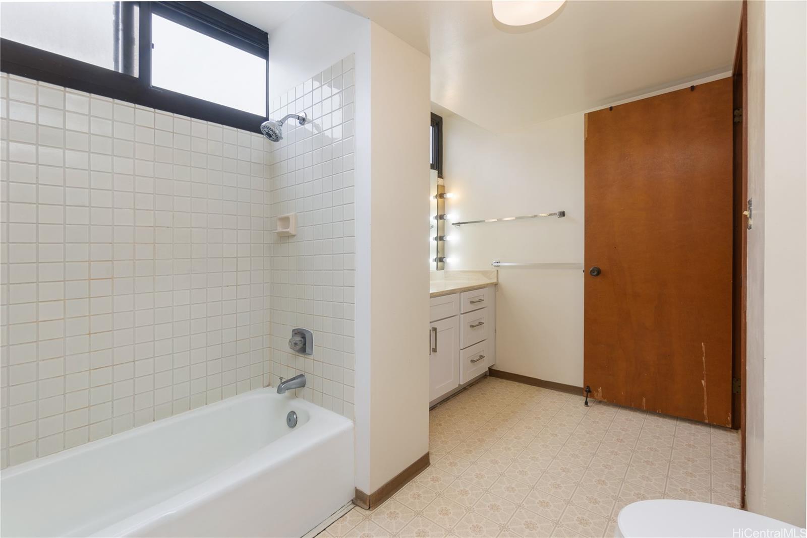 Country Club Plaza condo # 718, Honolulu, Hawaii - photo 20 of 25