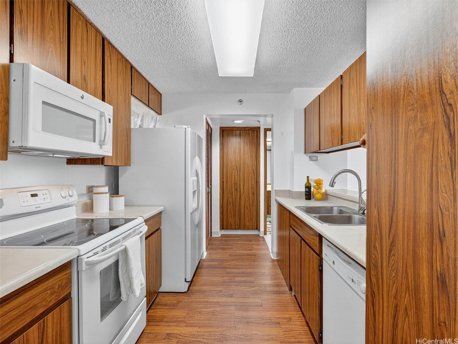 Country Club Plaza condo # 1202, Honolulu, Hawaii - photo 2 of 23