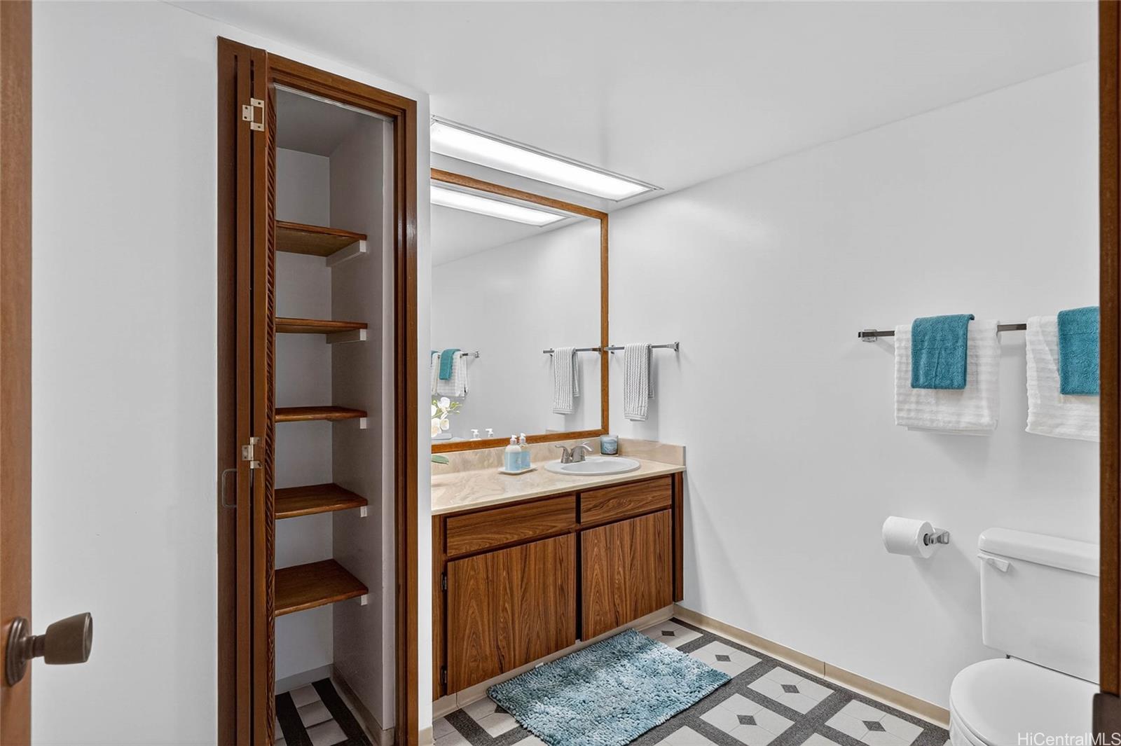 Country Club Plaza condo # 1202, Honolulu, Hawaii - photo 15 of 23