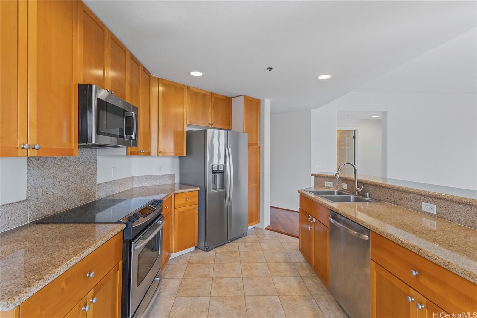 Colony at the Peninsula condo # 6208, Honolulu, Hawaii - photo 12 of 25