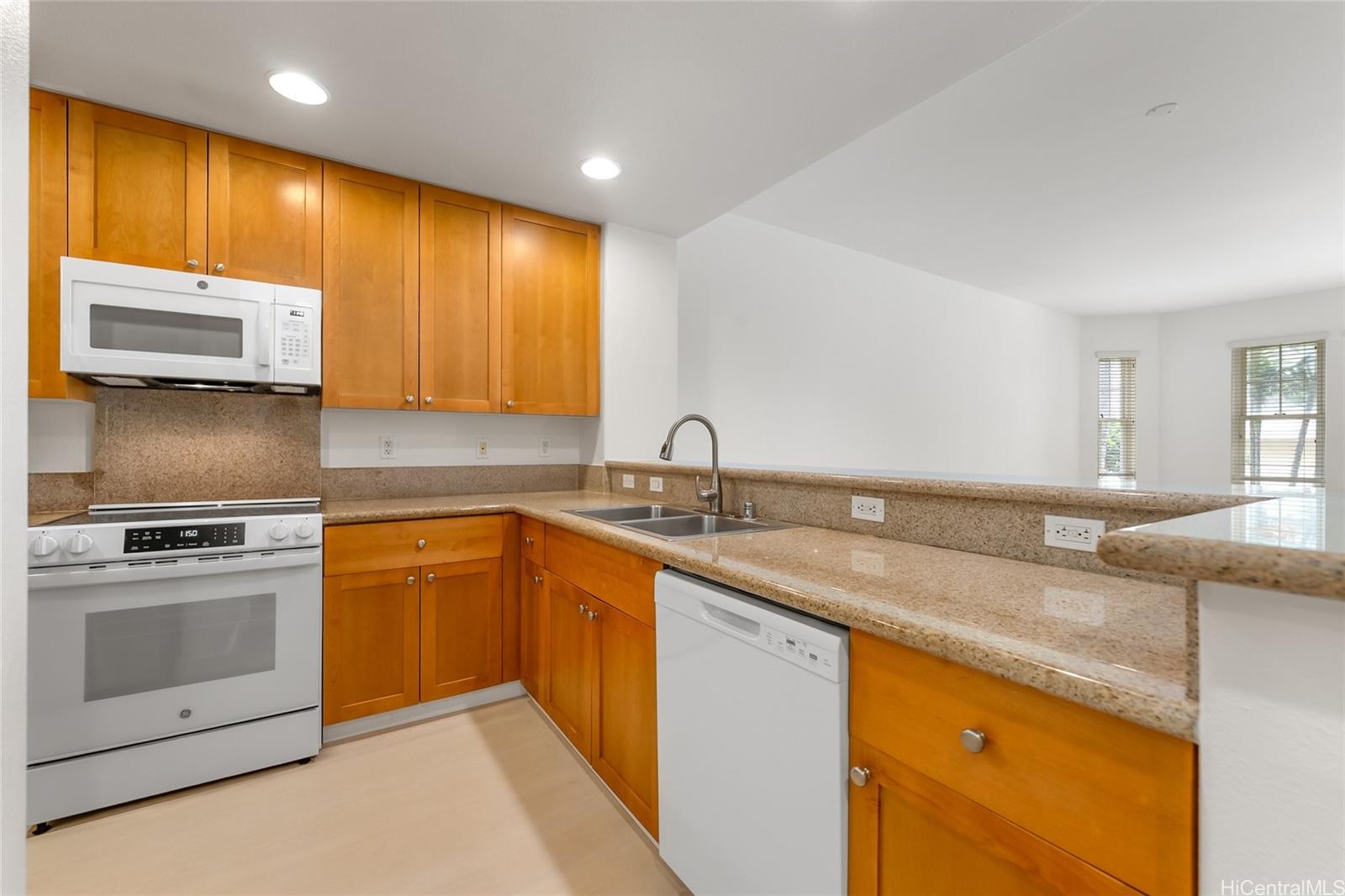 Colony at the Peninsula condo # 7104, Honolulu, Hawaii - photo 8 of 21