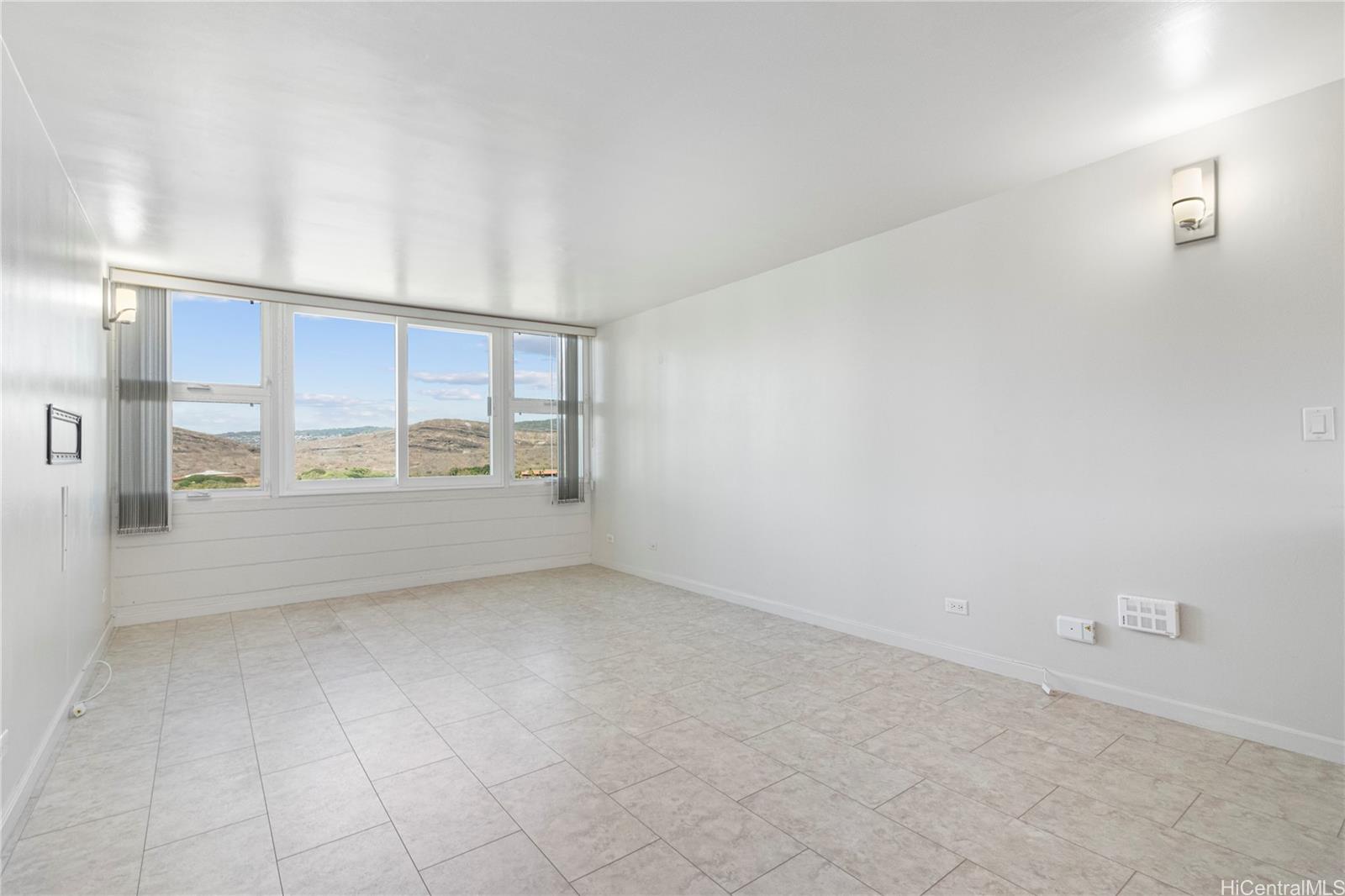 Fairway Gardens condo # 1208, Honolulu, Hawaii - photo 2 of 16