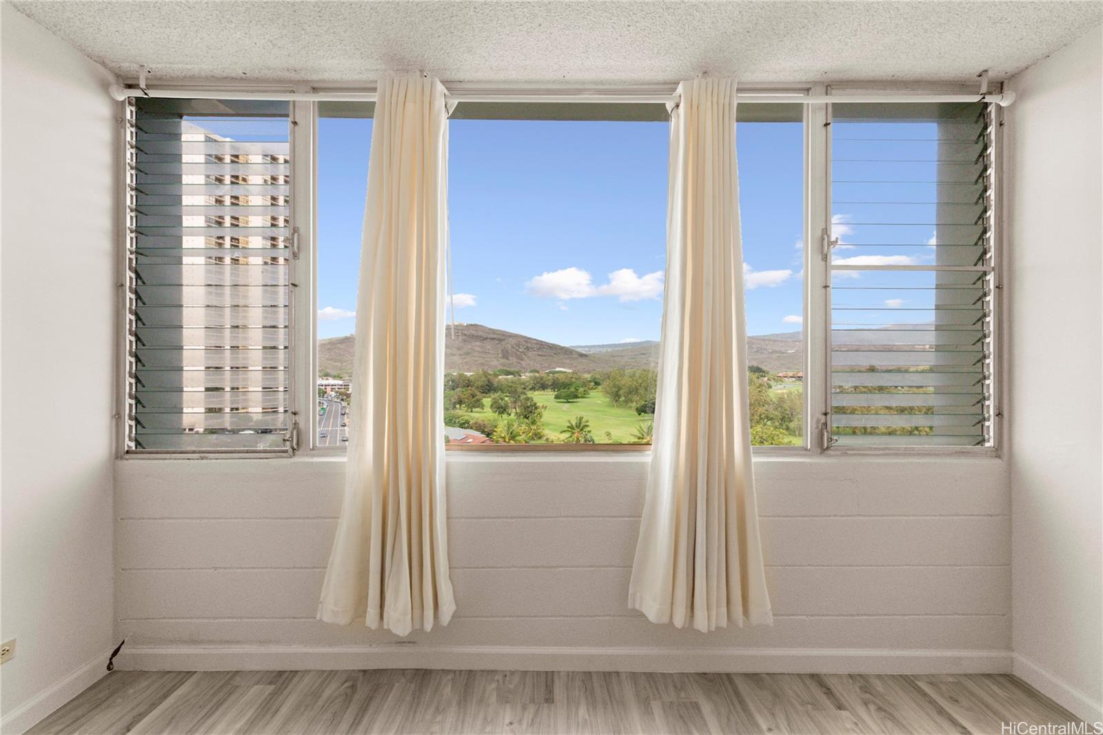 Fairway Gardens condo # 907, Honolulu, Hawaii - photo 4 of 18