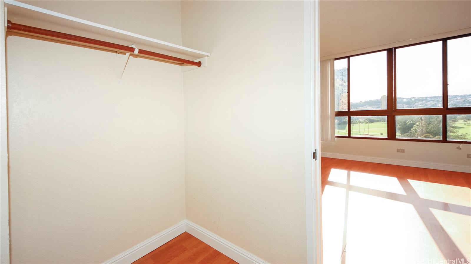 Plaza Landmark condo # 1005, Honolulu, Hawaii - photo 3 of 12