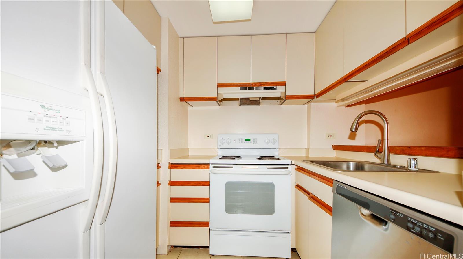 Plaza Landmark condo # 1005, Honolulu, Hawaii - photo 6 of 12