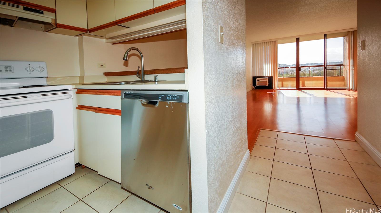 Plaza Landmark condo # 1005, Honolulu, Hawaii - photo 7 of 12