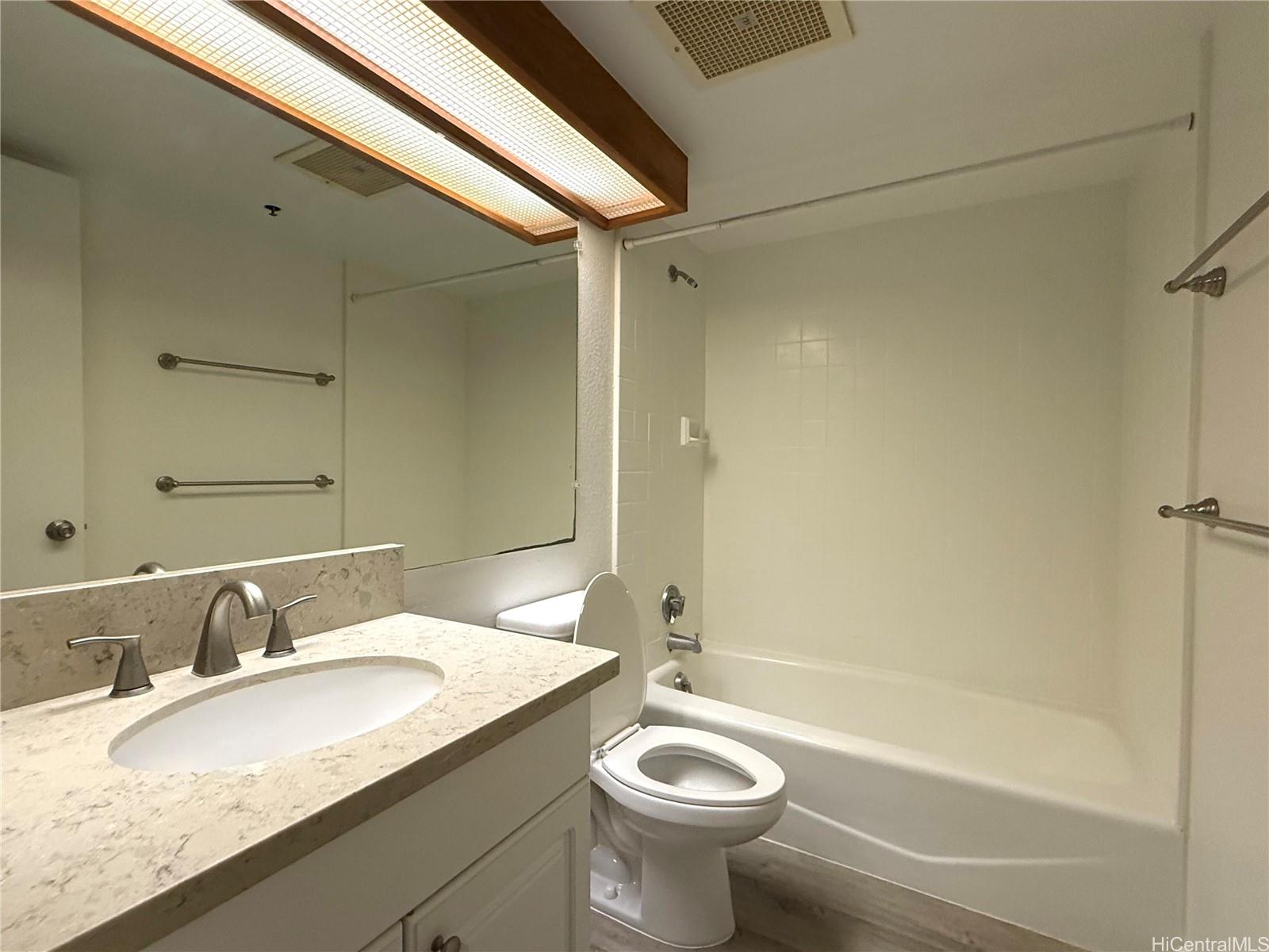 Plaza Landmark condo # 1008, Honolulu, Hawaii - photo 5 of 17