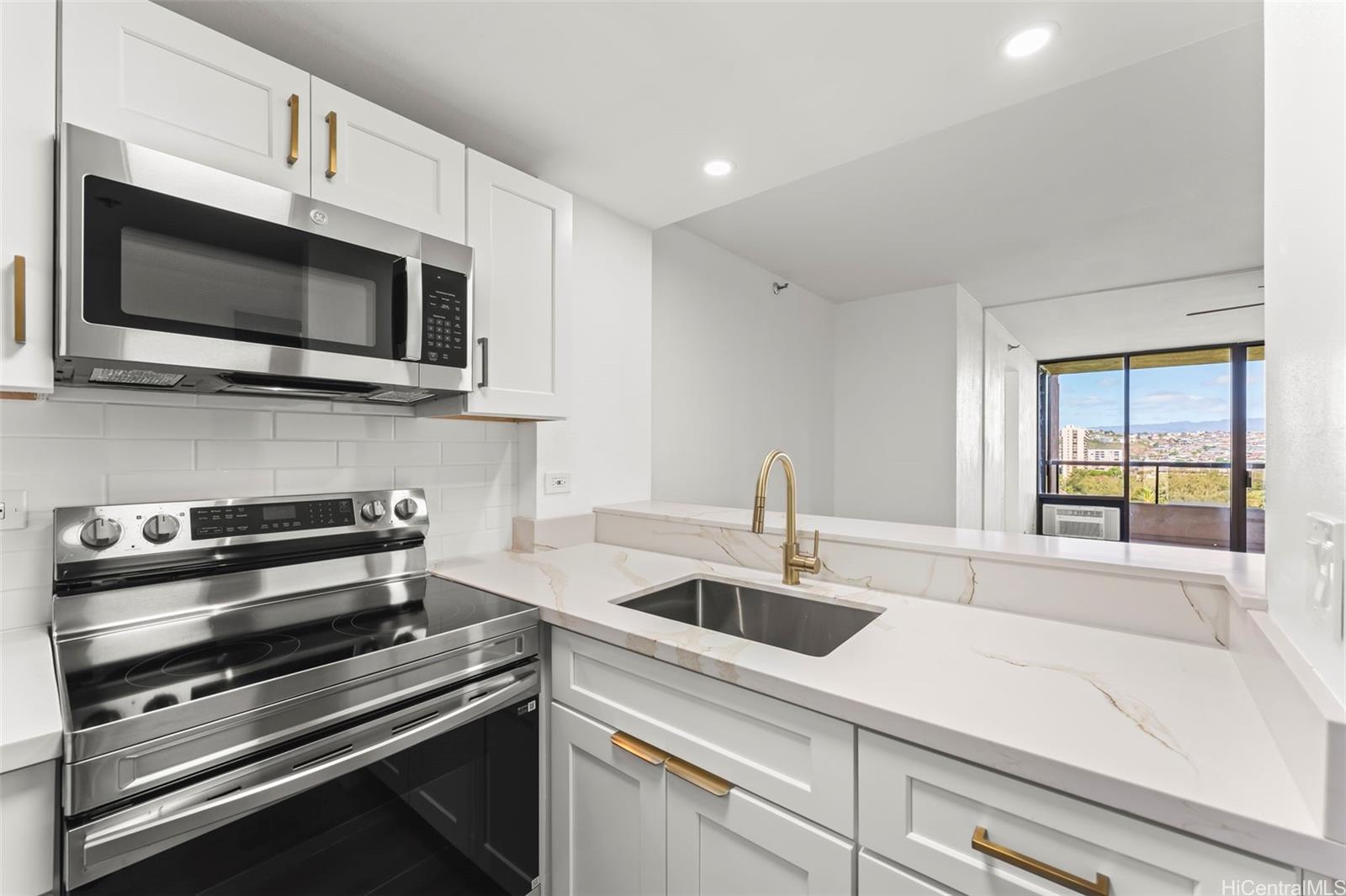 Plaza Landmark condo # 1105, Honolulu, Hawaii - photo 4 of 25